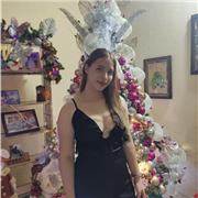 Profesora con buen desempeño con niños y adultos